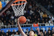 打篮球遇到对方严密防守怎么办？（应对对方紧逼防守的技巧与策略）