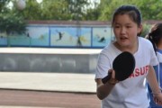 单手托乒乓球行走技巧（提升乒乓球运动表现，掌握单手托球行走的窍门）