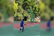 篮球场高强度防守动作（击败对手的关键在于防守，这1个动作让你成为防守之王）