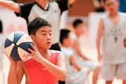 提高篮球防守水平的U6滑步教学方法（打好篮球防守基础，从小球员开始）