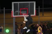 篮球1v1防守步伐训练（掌握关键步伐，成为无可战胜的防守者）