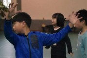 女篮球防守脚步训练方法——打造坚实的防线（通过科学训练提升女篮球队的防守能力）