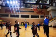 小学生篮球防守超燃混剪（用激情点燃篮球场，小学生防守技巧全解析）