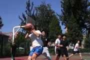 防守篮球中的后退技巧（以防守篮球可以往后退吗？探究后退防守的重要性与技巧）