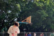 男孩打篮球的防守技巧（提高篮球防守水平的实用建议）