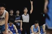 初学者女生打篮球防守教学（打好基础，提高防守技巧）