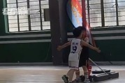 撞翻！防守人被要疯篮球撞翻后的惨状（从攻守转变到颠覆，撞翻防守人的要疯篮球如何让对手落荒而逃）