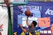 篮球三步上篮防守姿势的技巧与要点（掌握正确姿势，有效阻挡对手得分）