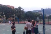 如何在篮球场上有效防守位置（掌握关键动作和战术的篮球防守技巧）