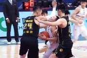 技术要点-打篮球防守拿胳膊锁喉（掌握拿胳膊锁喉技巧的关键在于灵活应用）